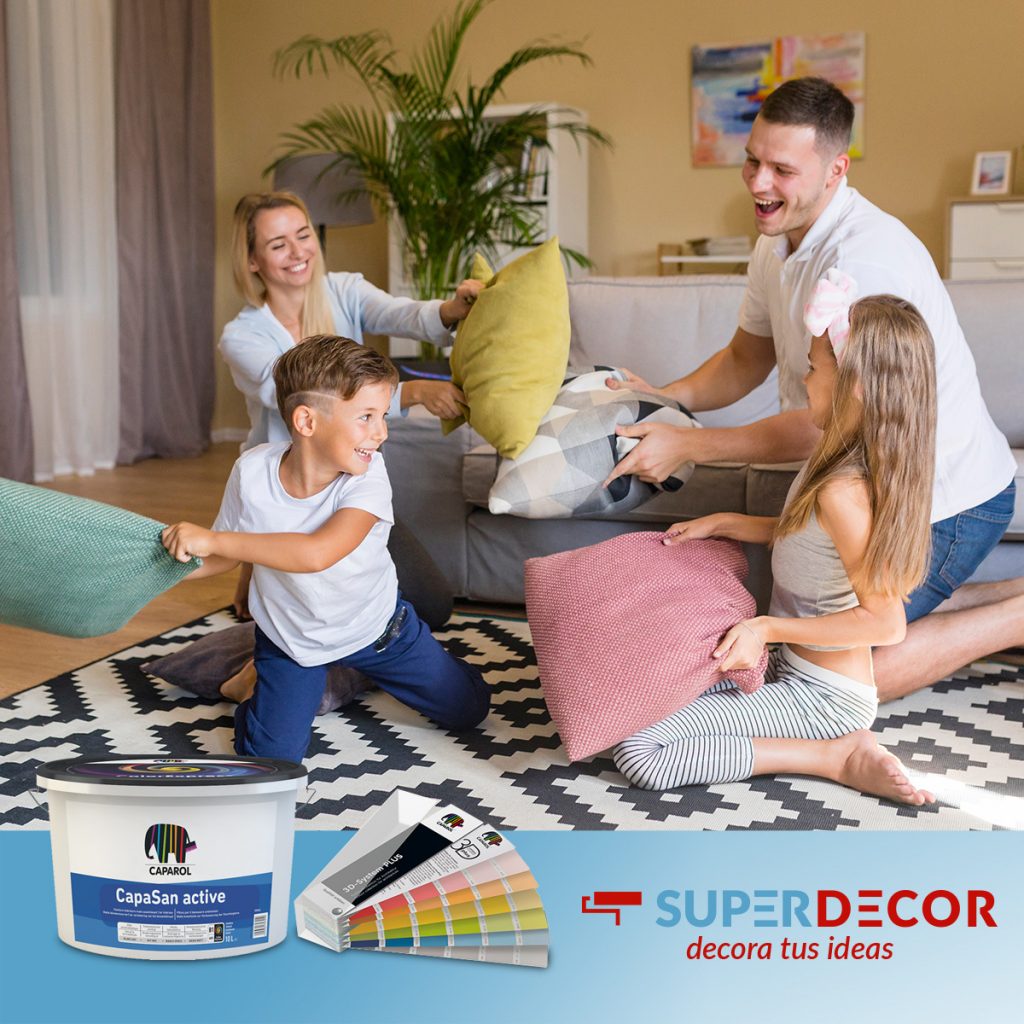4 personas en una pelea de almohadas, en una habitación pintada con pinturas de SuperDecor